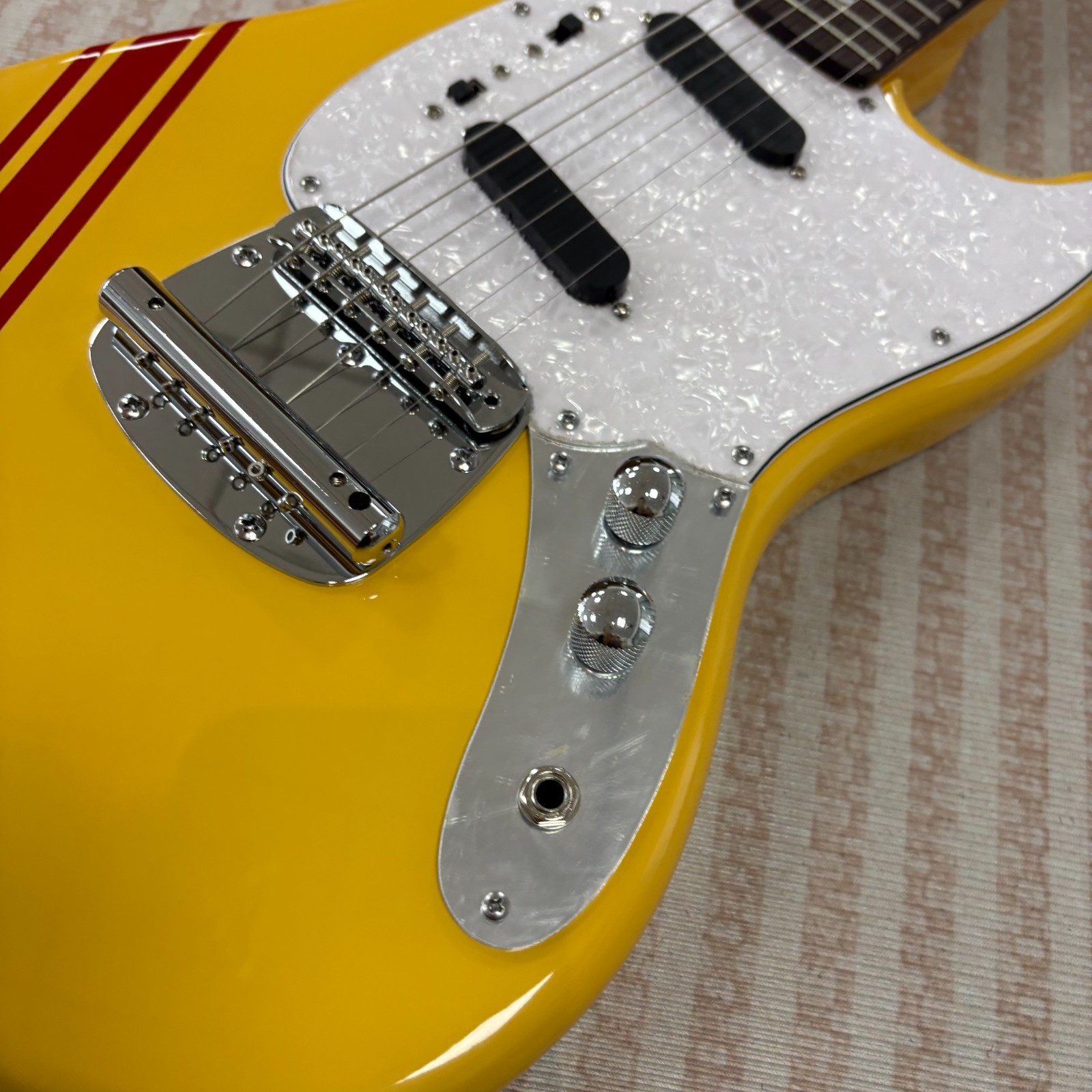 Yellow Mustang Style Electric Guitar Rosewood Fingerboard Maple Neck