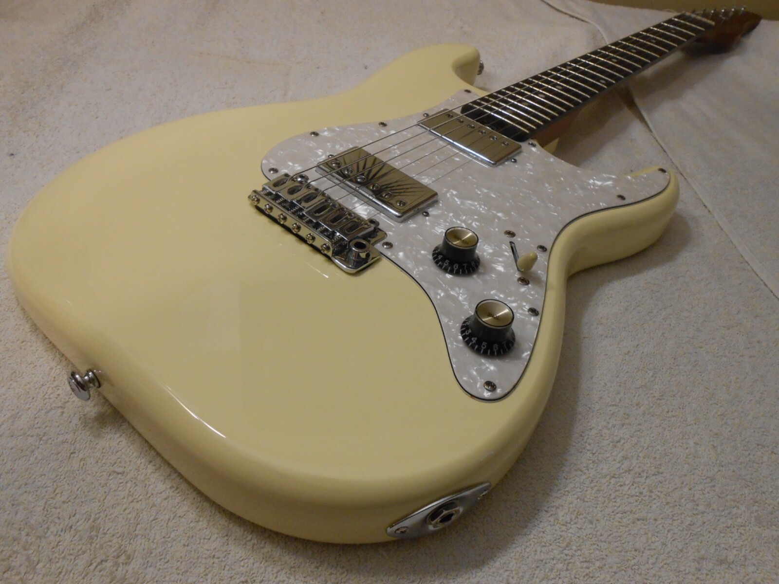 Schecter Jack Fowler Signature Traditional, Ivory, Gator ABS Deluxe Hard Case+