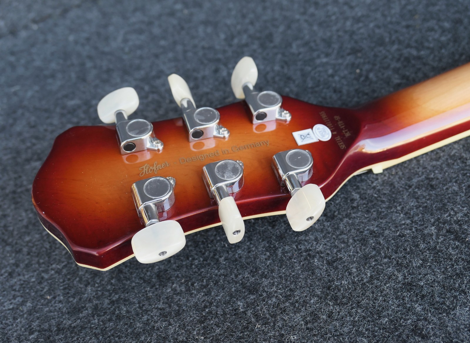 Hofner HCT-VTH-SP-SB Verythin CT SPECIAL Semi hollow has 2 Humbuckers one a P90