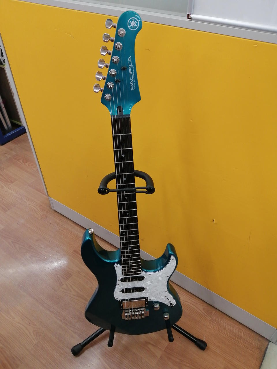 YAMAHA PAC612VIIX Electric Guitar-02