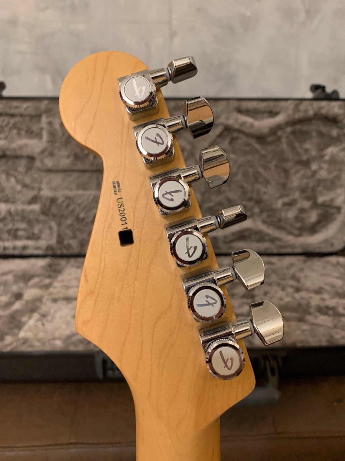 Fender Limited Edition American Showcase Stratocaster Olympic White pearl 7.8lb