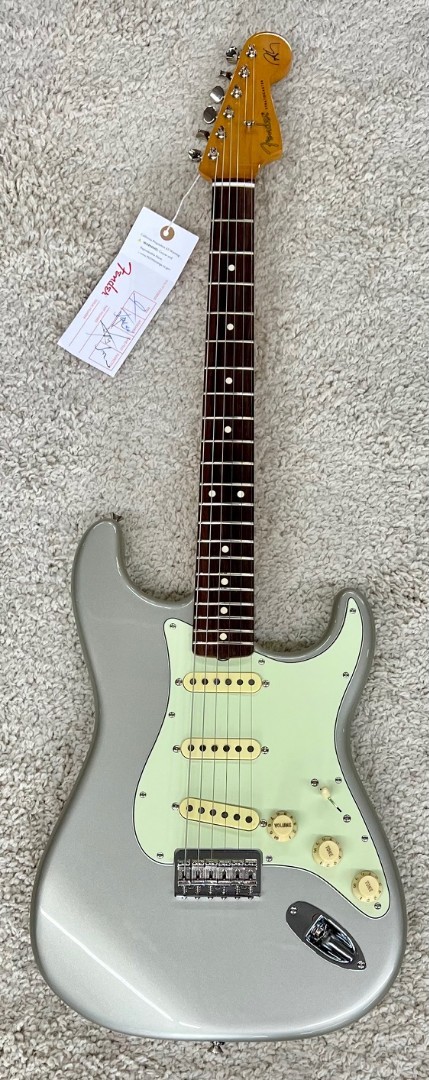 Fender Robert Cray Stratocaster Guitar, Rosewood Fingerboard, Inca Silver – MIM