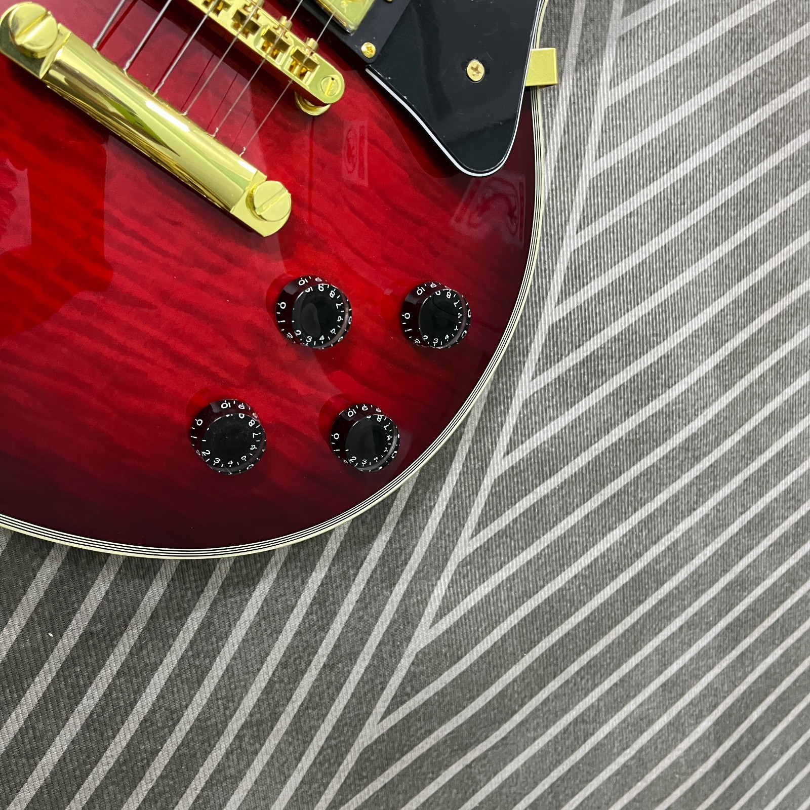 Classic Wine Red lp electric guitar Exquisite Flame Maple Veneer H-H pickup