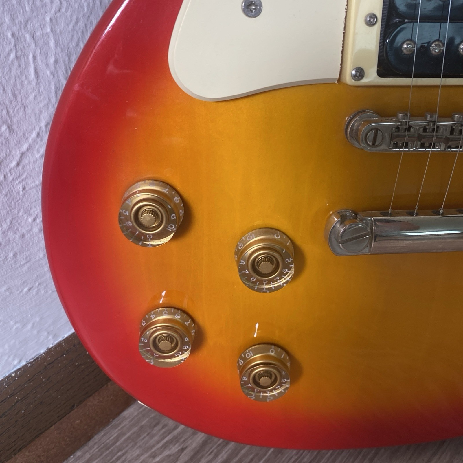 Cherry Sunburst Les Paul 100 Epiphone Electric Guitar
