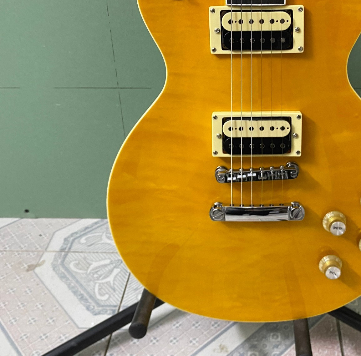 Solid Mahogany Electric Guitar Gloss Lemon Burst Flame Maple Top Zebra pickup