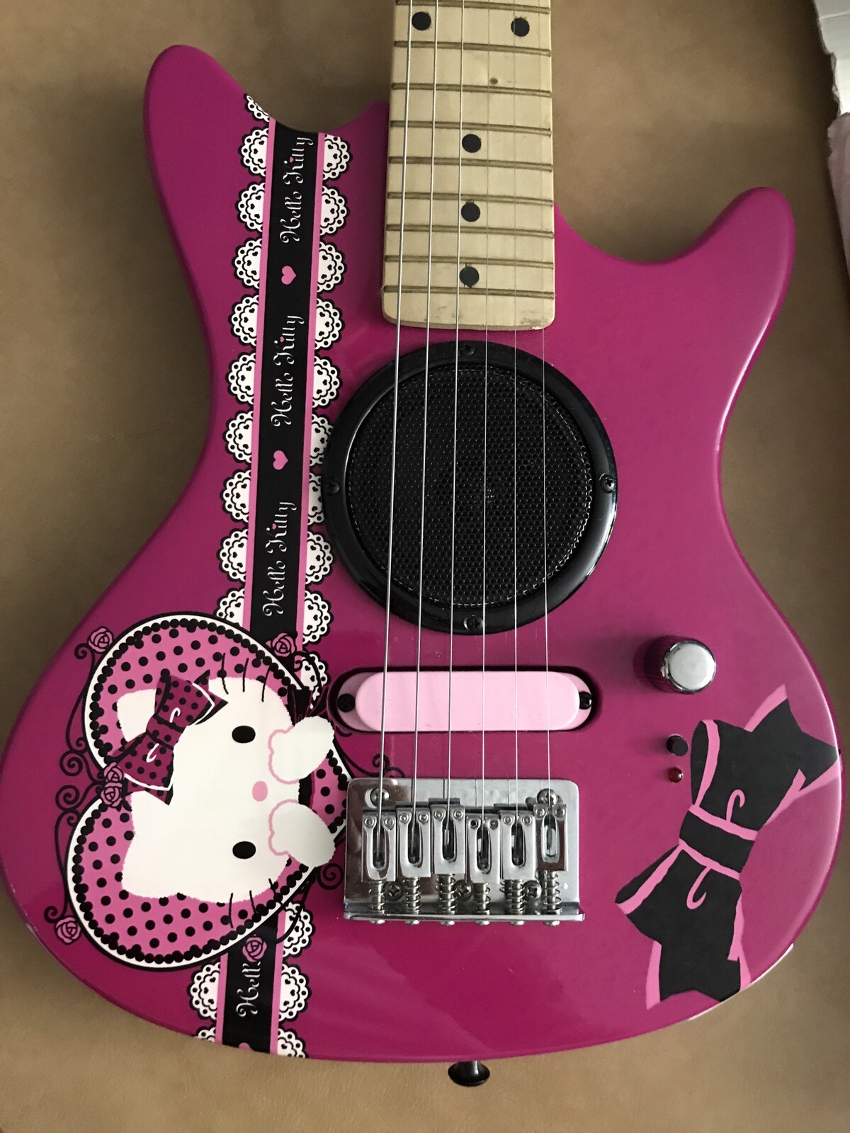 2010 HELLO KITTY Sanrio mini 30” Electric Guitar Built In Amp Speaker Jack Box