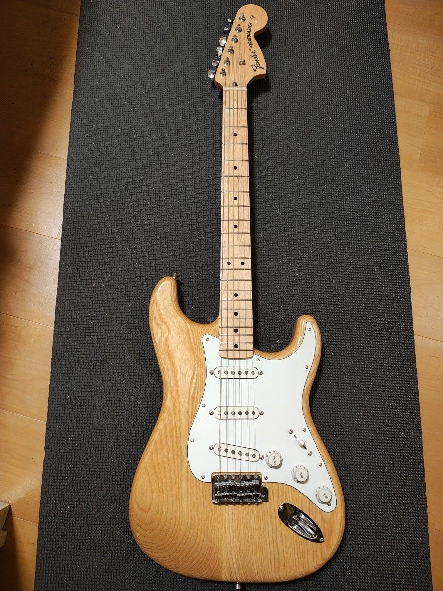 Fender Japan TRADNLⅡ70sSTRAT MN White Ash Body Maple Neck Hard Case Included