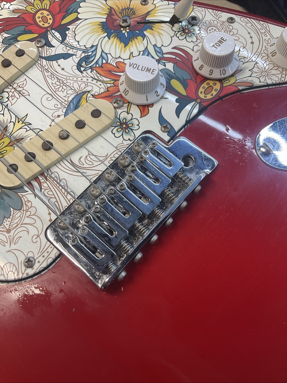 FENDER SQUIER STRAT RED WITH CUSTOM FLORAL 70S DESIGN AND GIG BAG ￼
