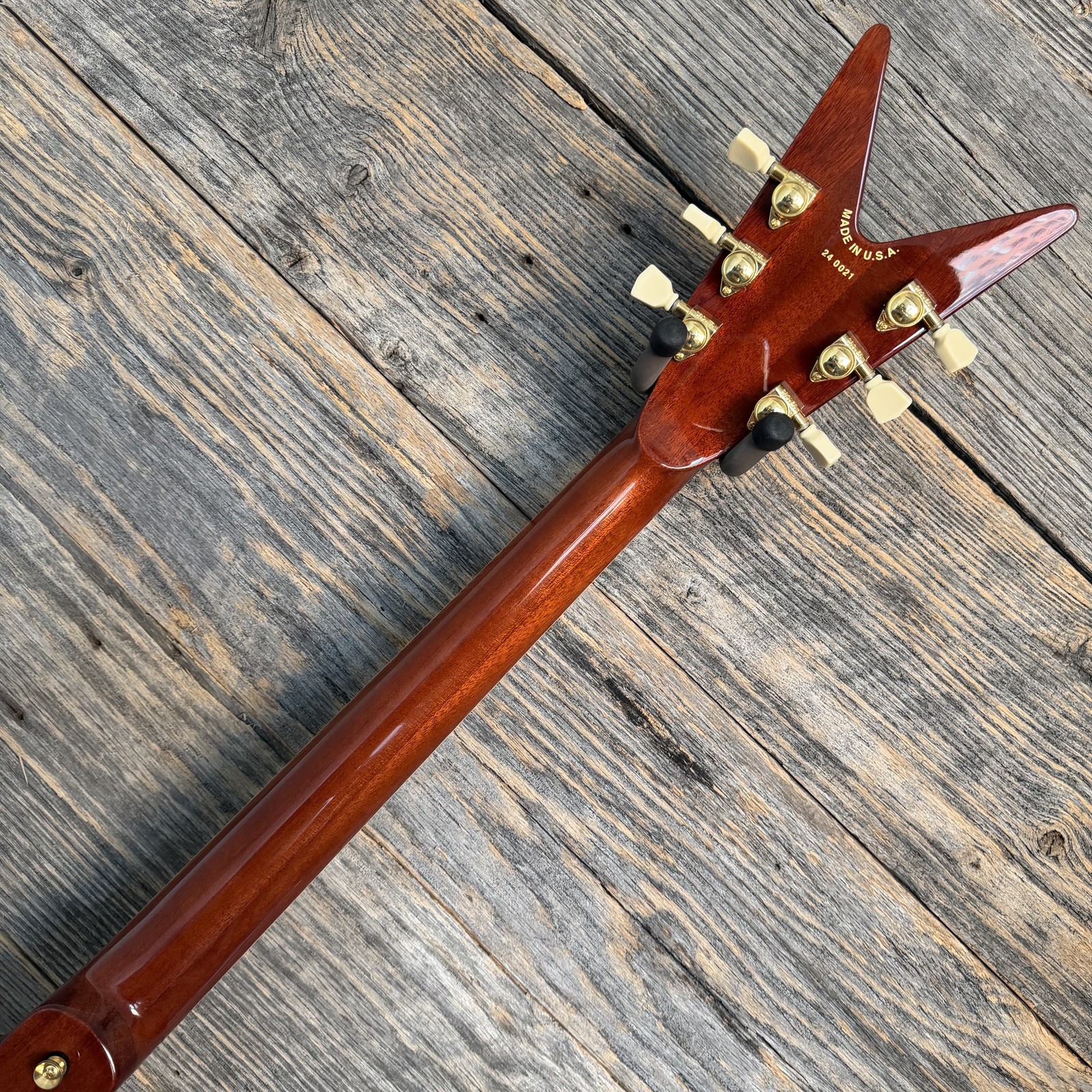 Dean USA Vengeance Pickguard Mahogany – Gloss Natural