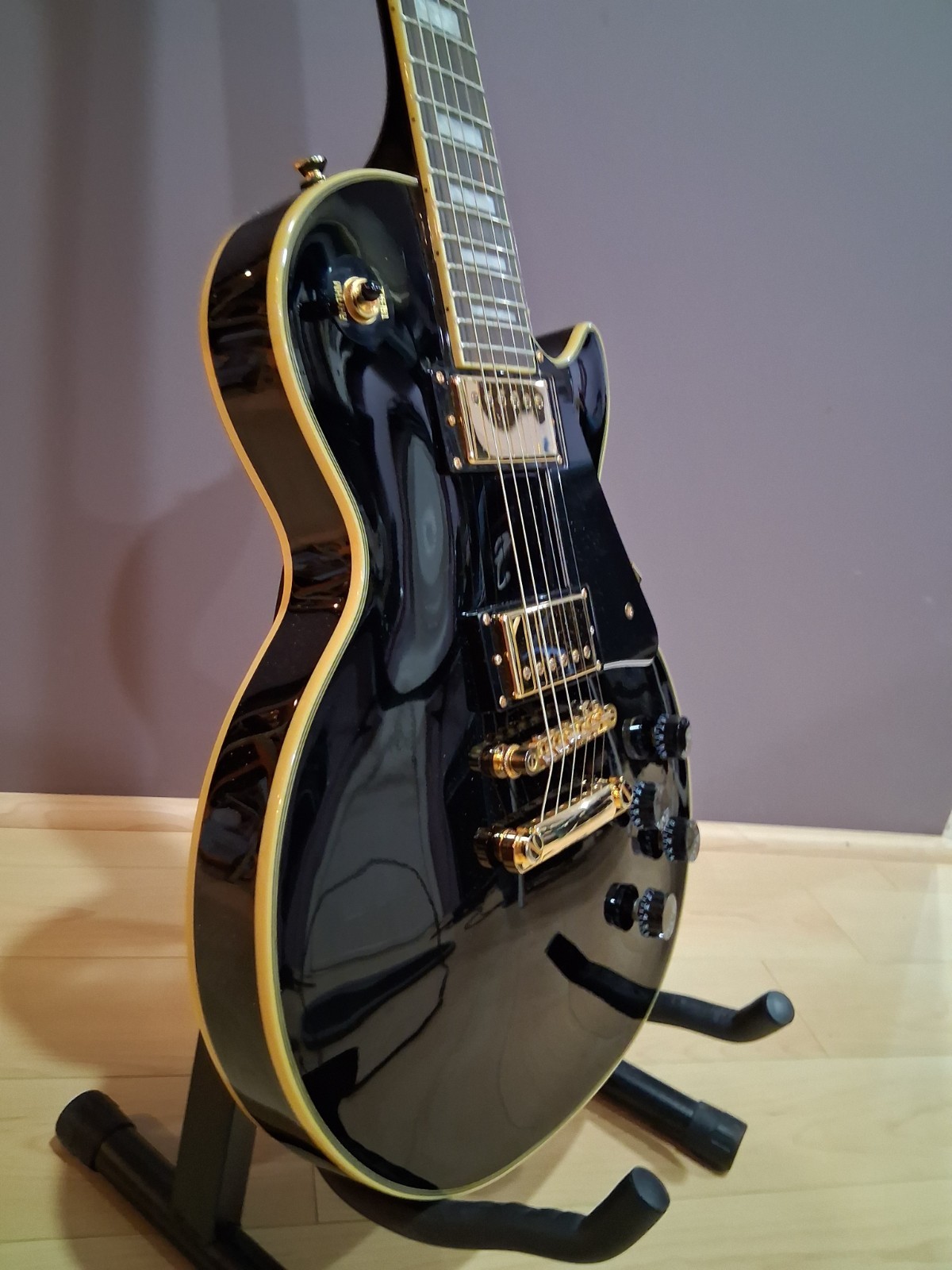 Epiphone Les Paul Custom Pro – Black with Gold Hardware and Henry Heller Case