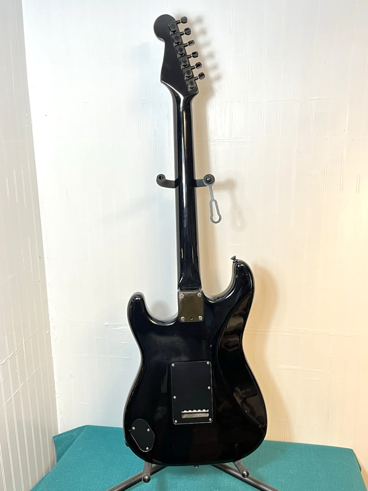 1985 Fender Stratocaster ST-556 Boxer Japan: Black / Black