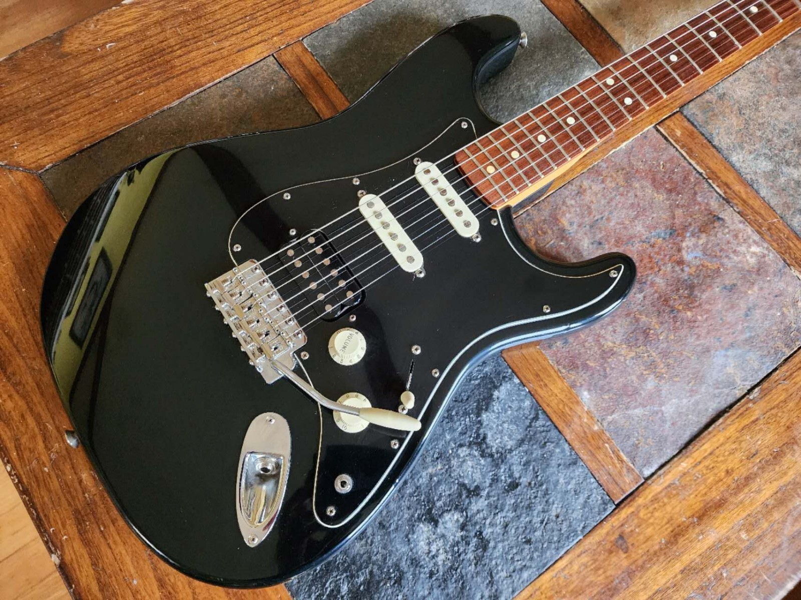 Fender Partscaster strat MIM HSS 2019/90s locking tuners – black/maple
