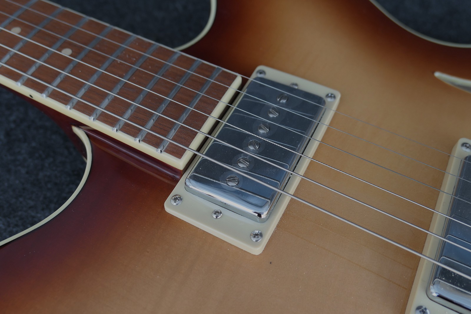 Hofner HCT-VTH-SP-SB Verythin CT SPECIAL Semi hollow has 2 Humbuckers one a P90
