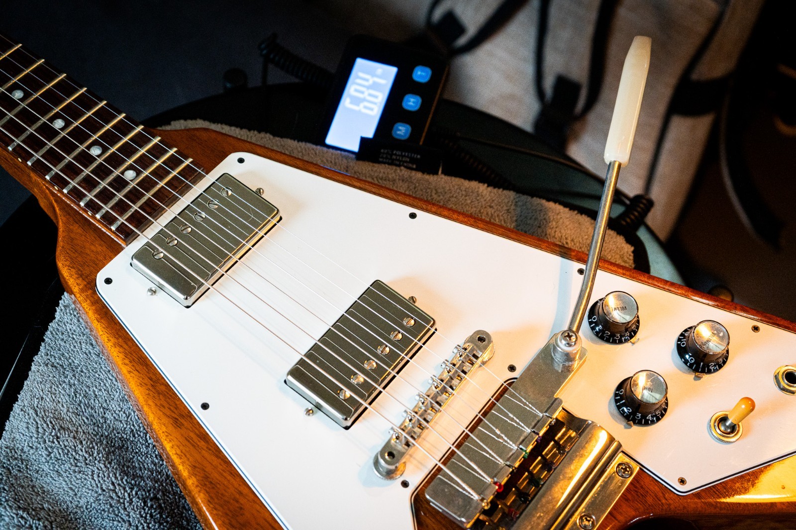 Gibson Custom Shop ’67 Flying V w/ Vibrola 2000 – Natural – MINT – OHSC & Candy