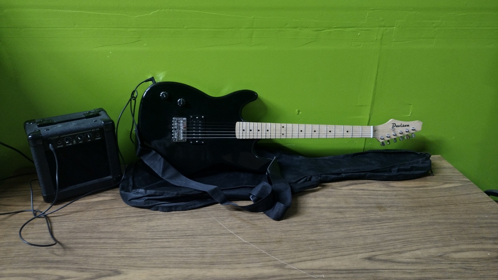 Davison left handed youth electric guitar with amplifier