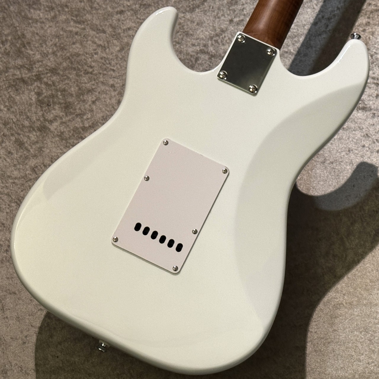 Bacchus BSH-850/RSM Electric Bass Guitar White Used, B Grade, 4.09kg