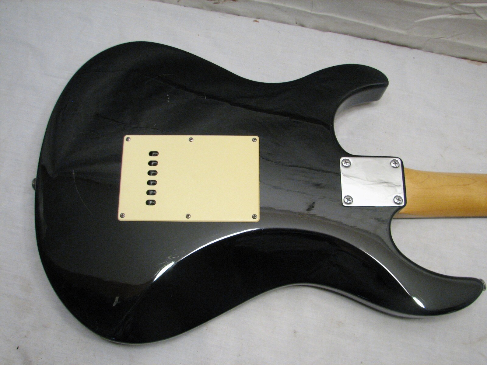 Yamaha EG 112C Fat Strat Copy Electric Guitar and Gig Bag