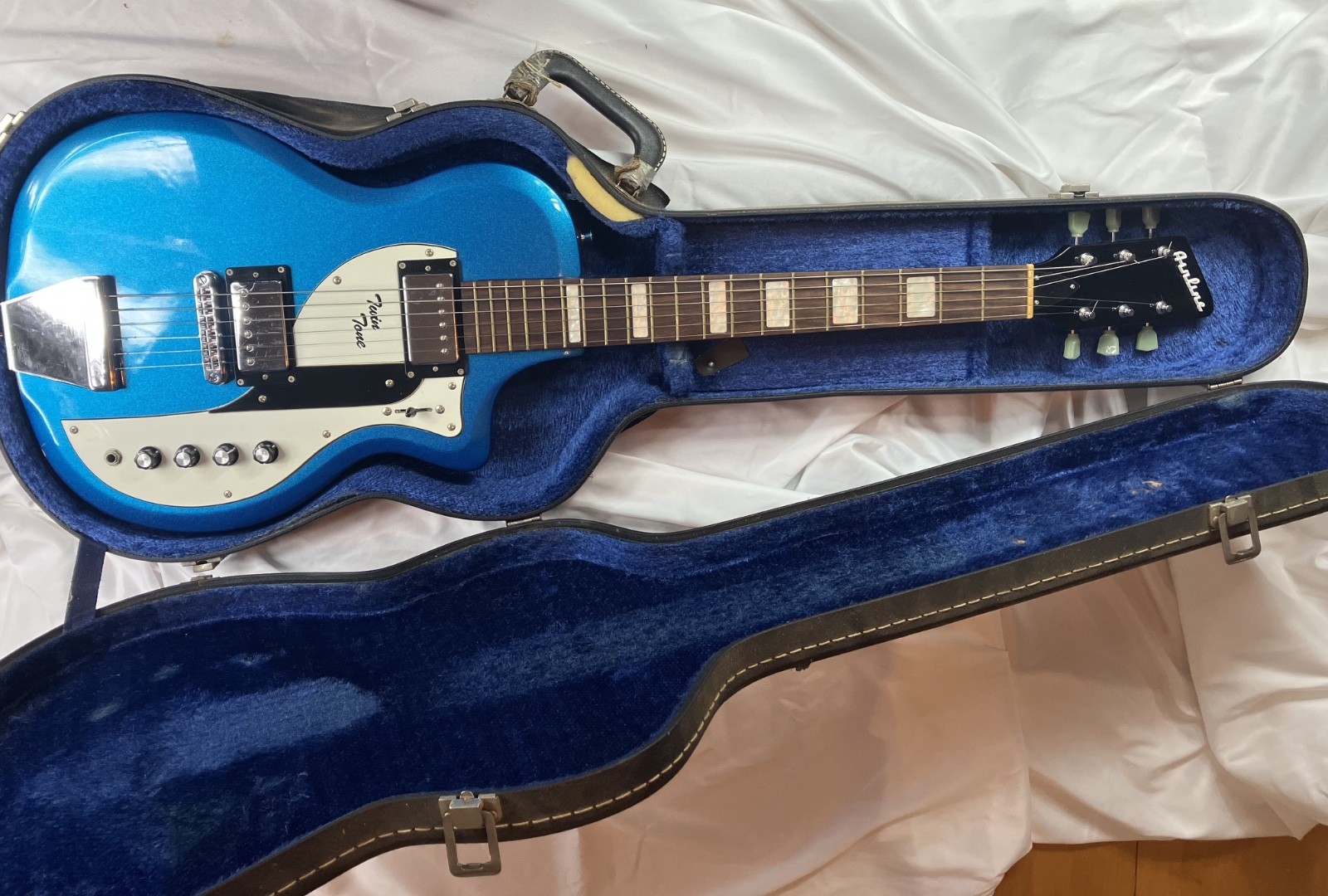 Airline Guitars Twin Tone