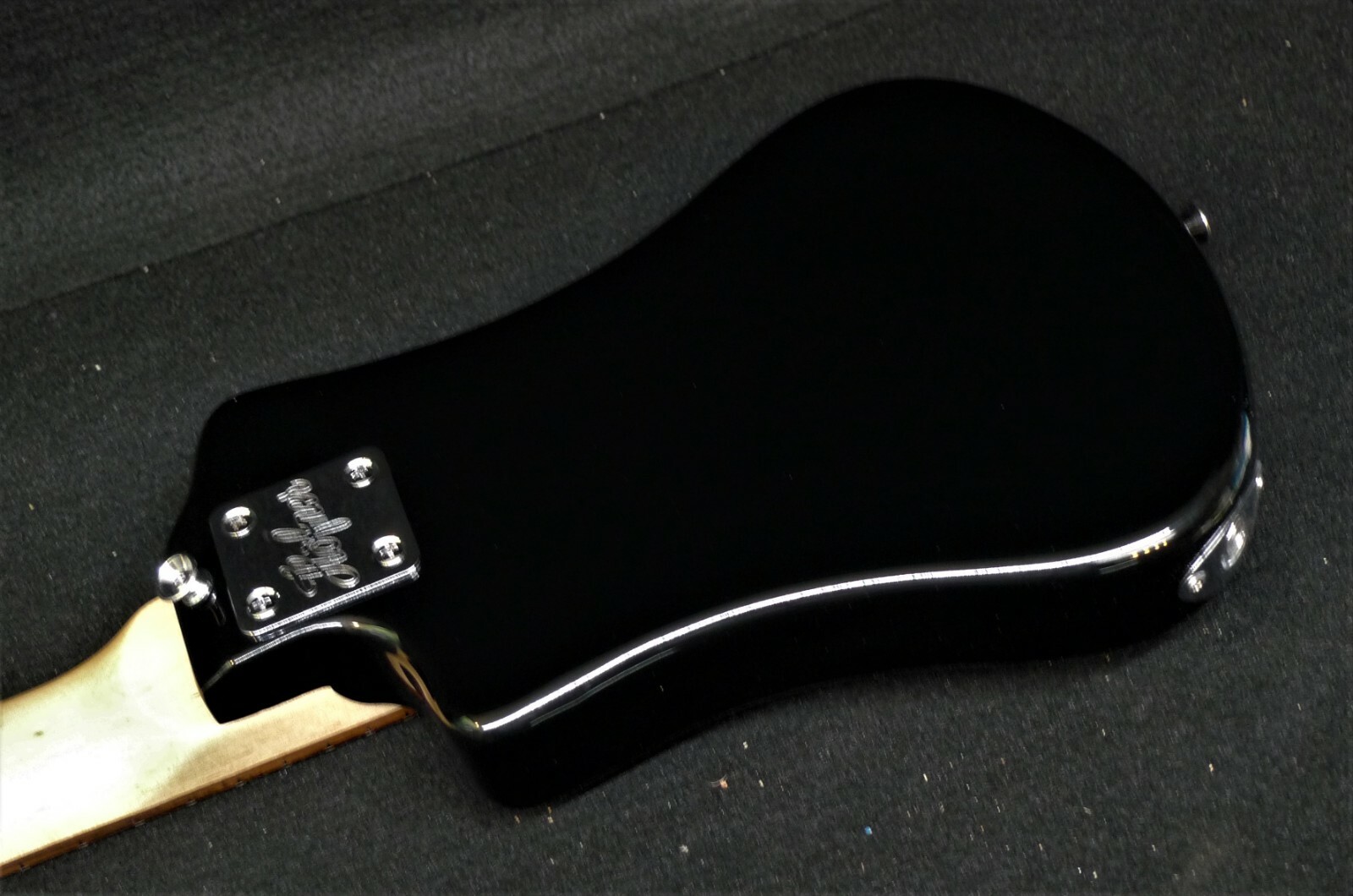 HOFNER HCT-SH-D-BK SHORTY DELUXE TRAVEL Electric Guitar 2 PICKUPS Color is BLACK