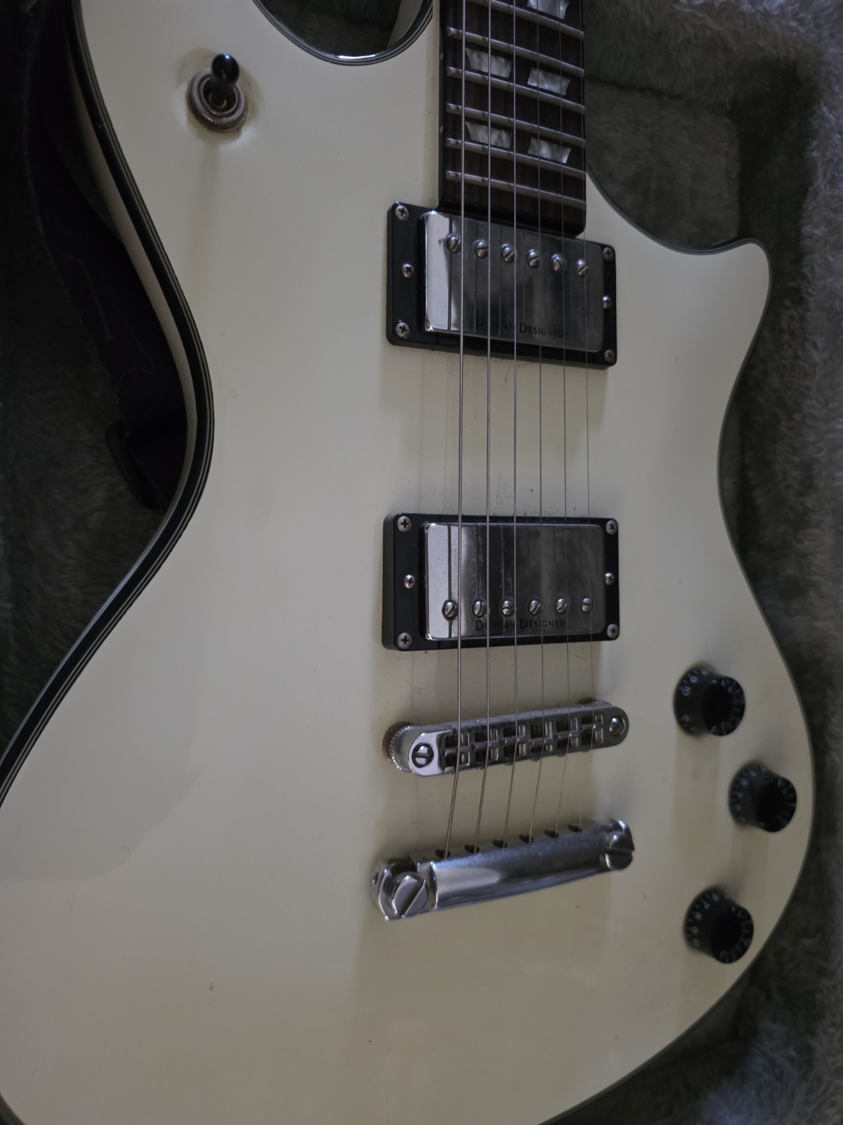 Schecter Diamond Series, custom Tempest crafted in Korea 2008. Hardcase, Strap