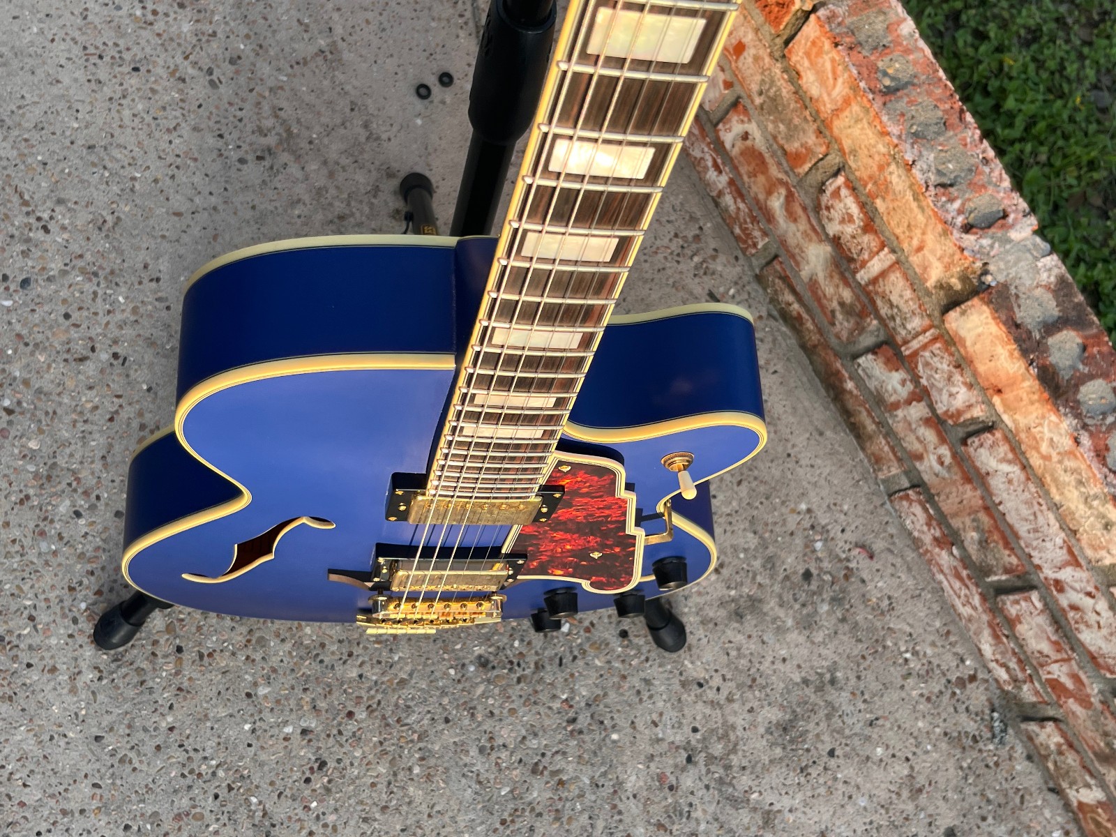 D’Angelico Deluxe DH ~ Hollowbody Archtop Guitar ~ matte royal blue ~ HSC ~ EXC