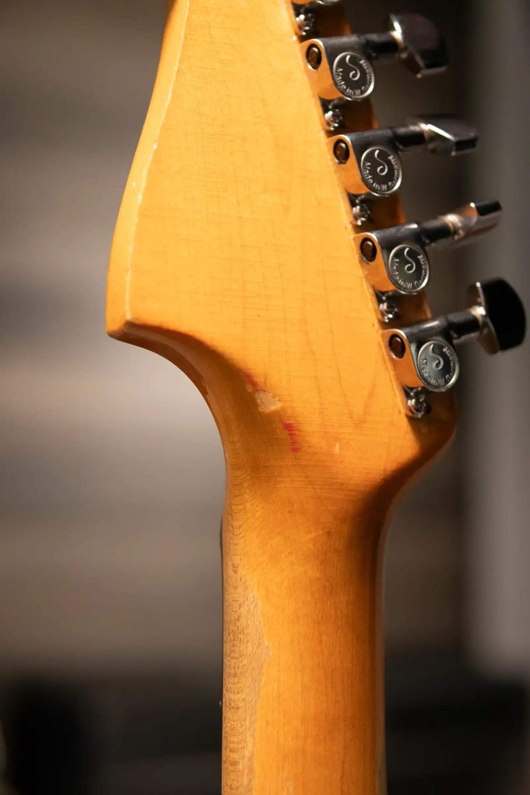 Fender Vintage 1962 Jazzmaster Electric Guitar – 3-Tone Sunburst with Hardshell