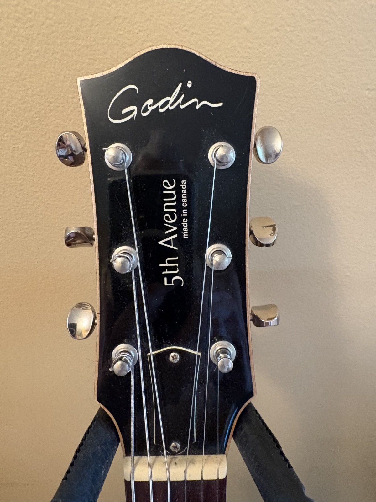 Godin 5th Avenue CW Kingpin II 6-String Electric Guitar – Burgundy
