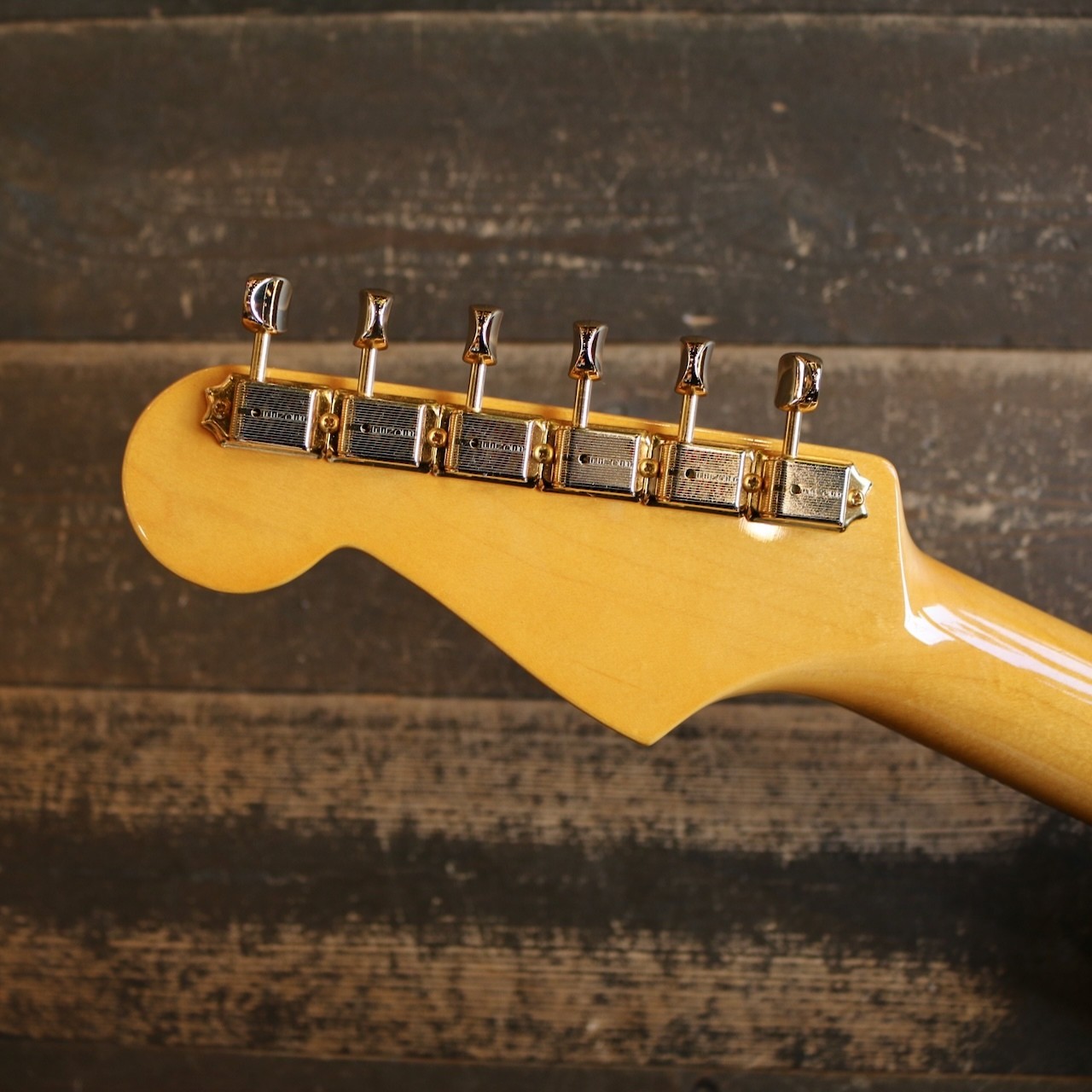 Fender Limited Edition American Vintage II 1961 Stratocaster Gold HW Black