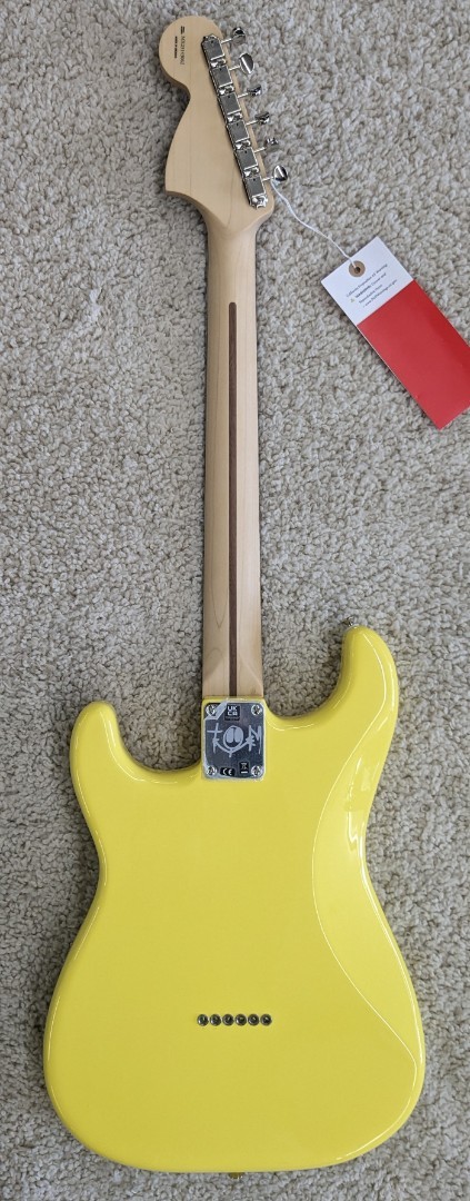 Fender Tom DeLonge Stratocaster, Rosewood Fretboard, Graffiti Yellow 7lbs 9.70oz