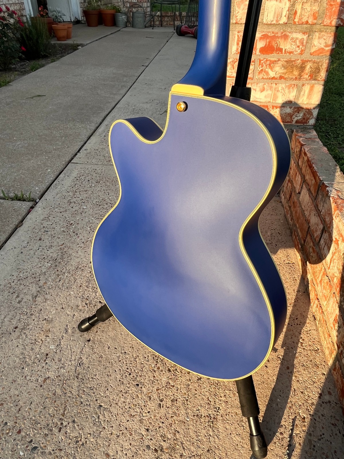 D’Angelico Deluxe DH ~ Hollowbody Archtop Guitar ~ matte royal blue ~ HSC ~ EXC