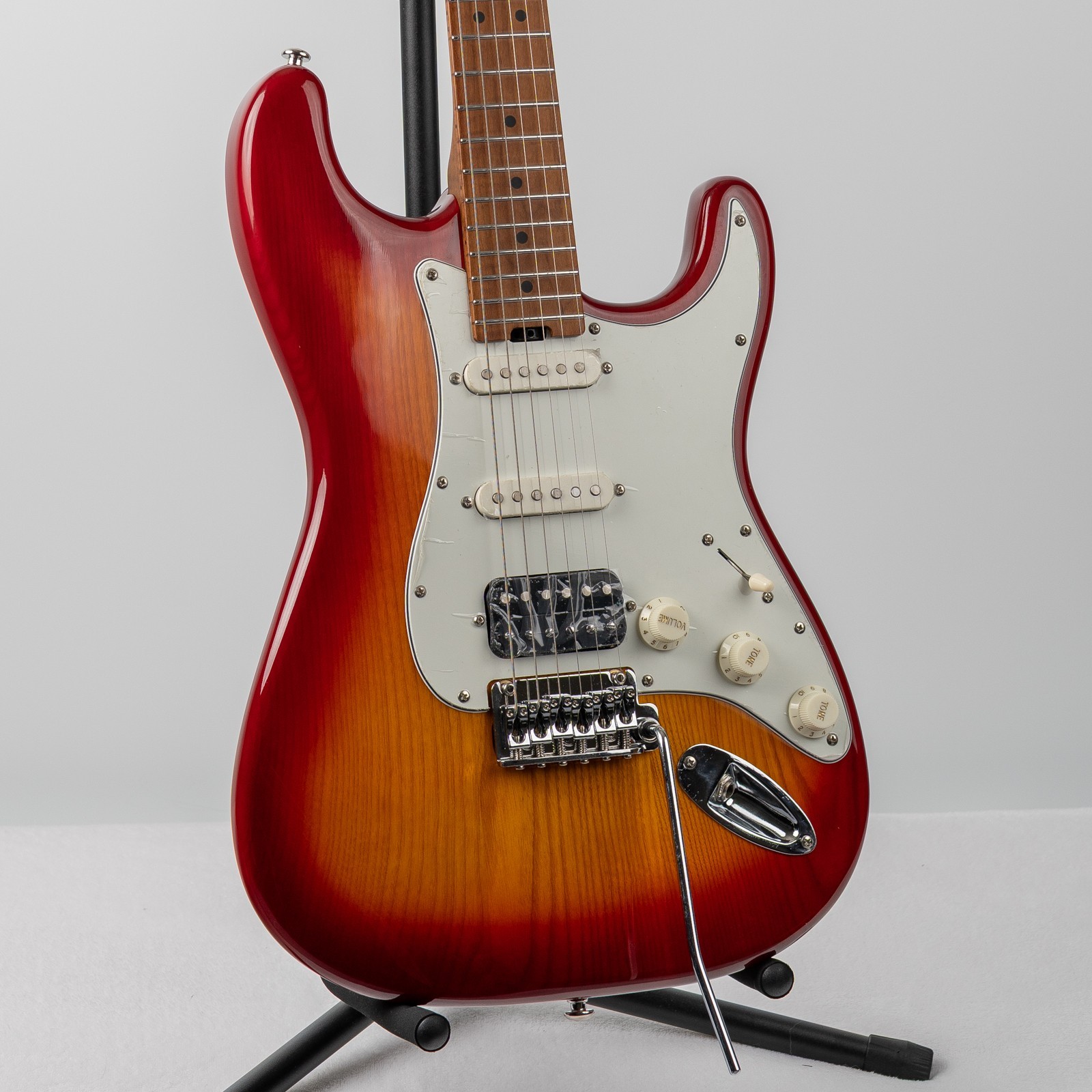 Firefly FFST 2025 – Cherry Sunburst W/ Roasted Flame Maple Neck
