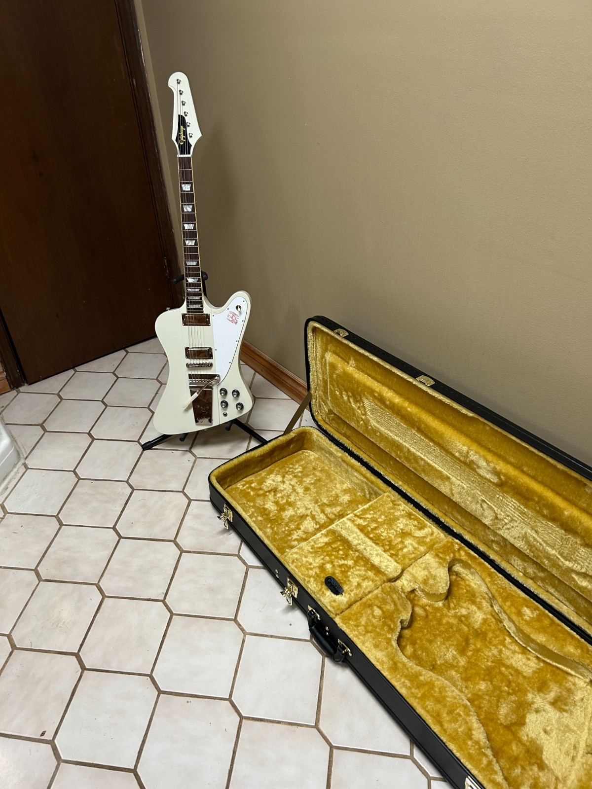EPIPHONE INSPIRED BY GIBSON 63″ FIREBIRD POLARIS WHITE AND HARDSHELL CASE 2024
