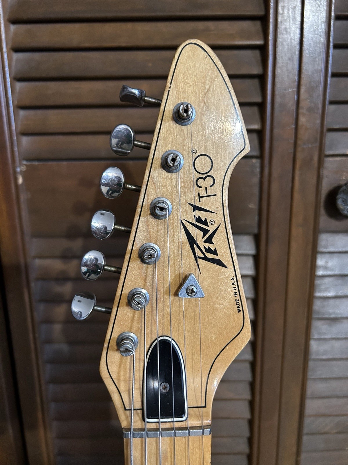 ***PEAVEY T-30 ELECTRIC GUITAR NATURAL WITH CASE***