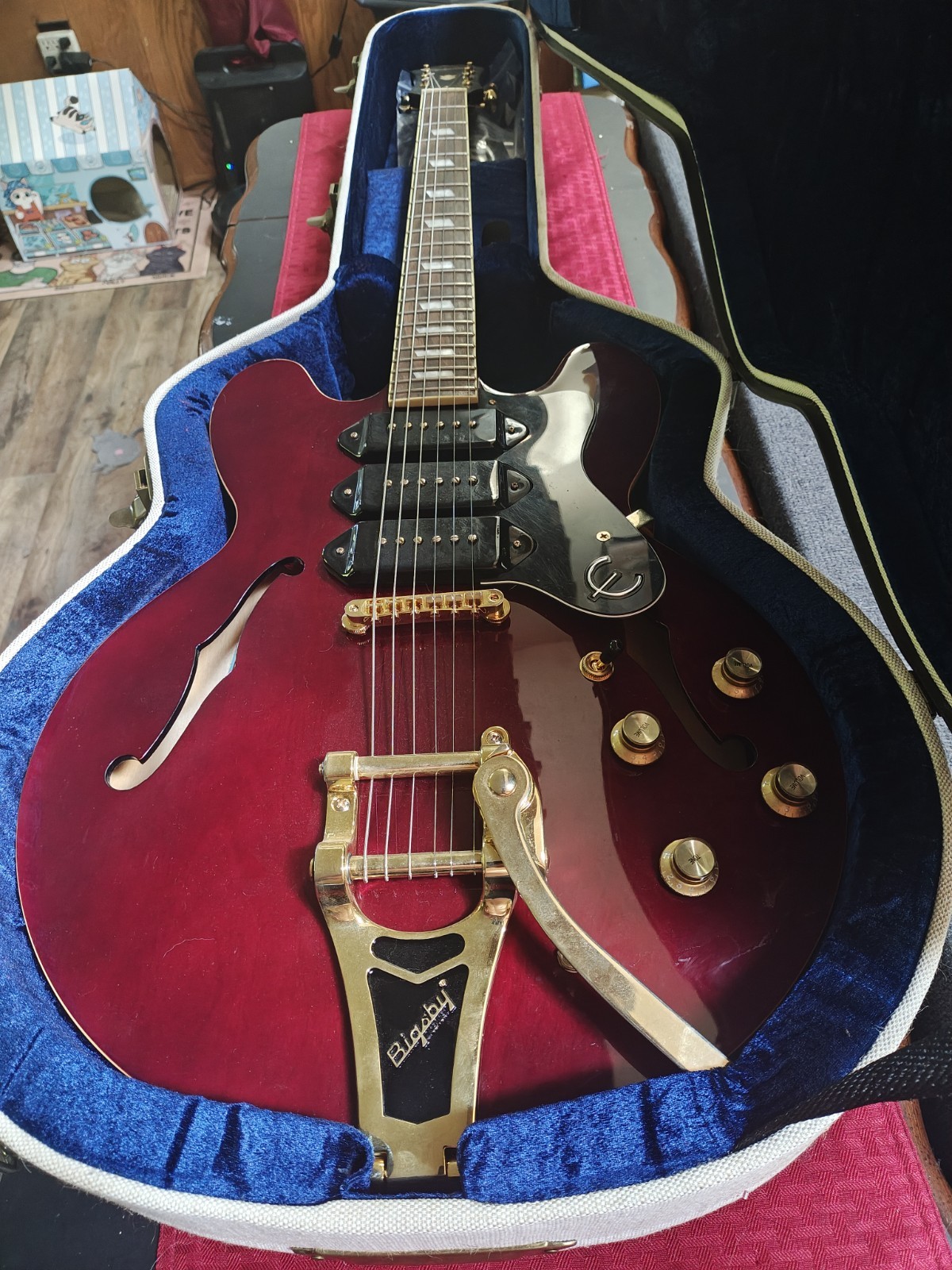 Epiphone Riviera P93, bigsby semi hollow body Electric Guitar Wine Red w/ Case
