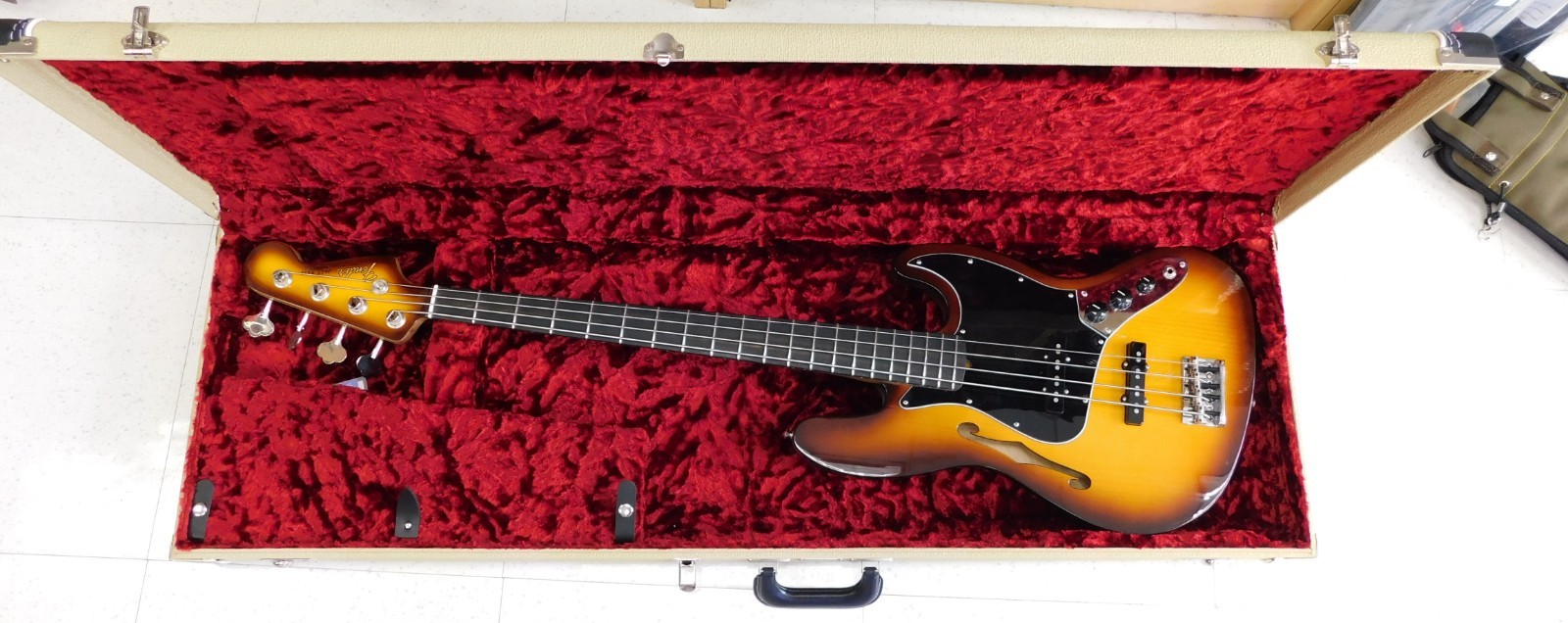 Fender Limited Edition Suona Jazz Bass Thinline – Ebony Fingerboard Violin Burst