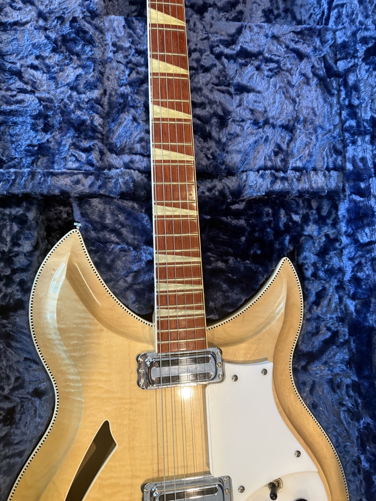 Rickenbacker 381 V69 Mapleglo Finish w/OHSC