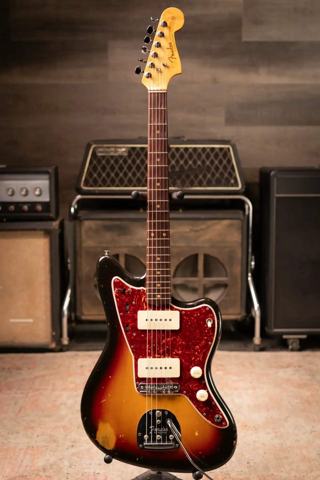Fender Vintage 1962 Jazzmaster Electric Guitar – 3-Tone Sunburst with Hardshell
