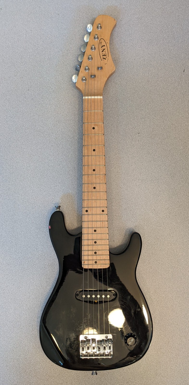 ZENY ELECTRIC GUITAR, 30″ FOR KIDS, RIGHT HAND STRATOCASTER STYLE, PREOWNED 