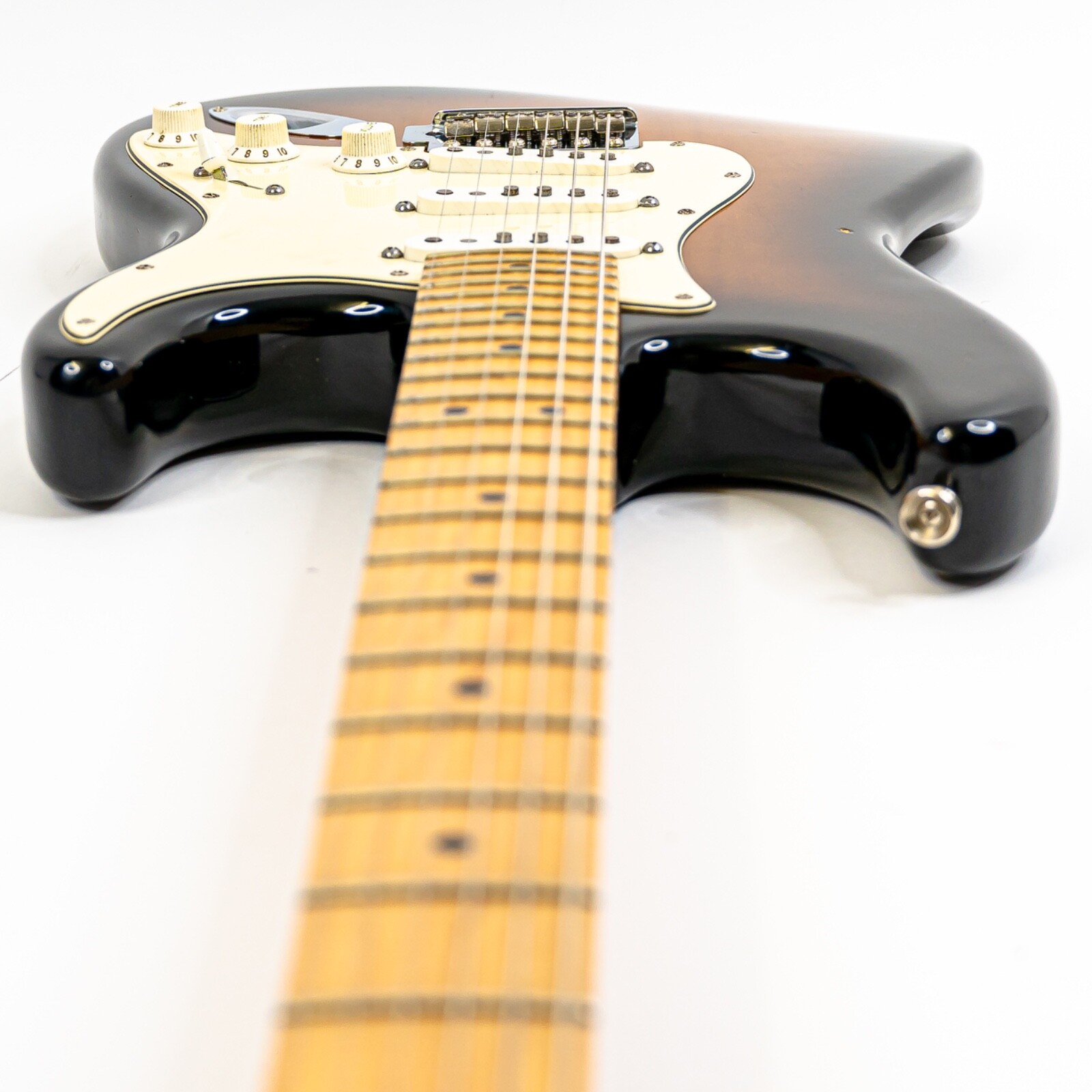 ’09 Fender Stratocaster Std. 2-Tone Sunburst w/ Maple Fretboard, Fender Gigbag
