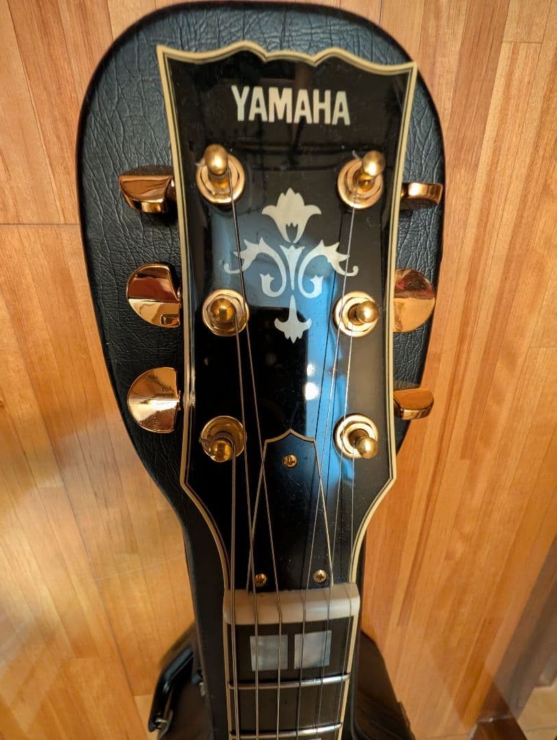 YAMAHA SAS1500 Semi-Hollow Guitar with Hard Case