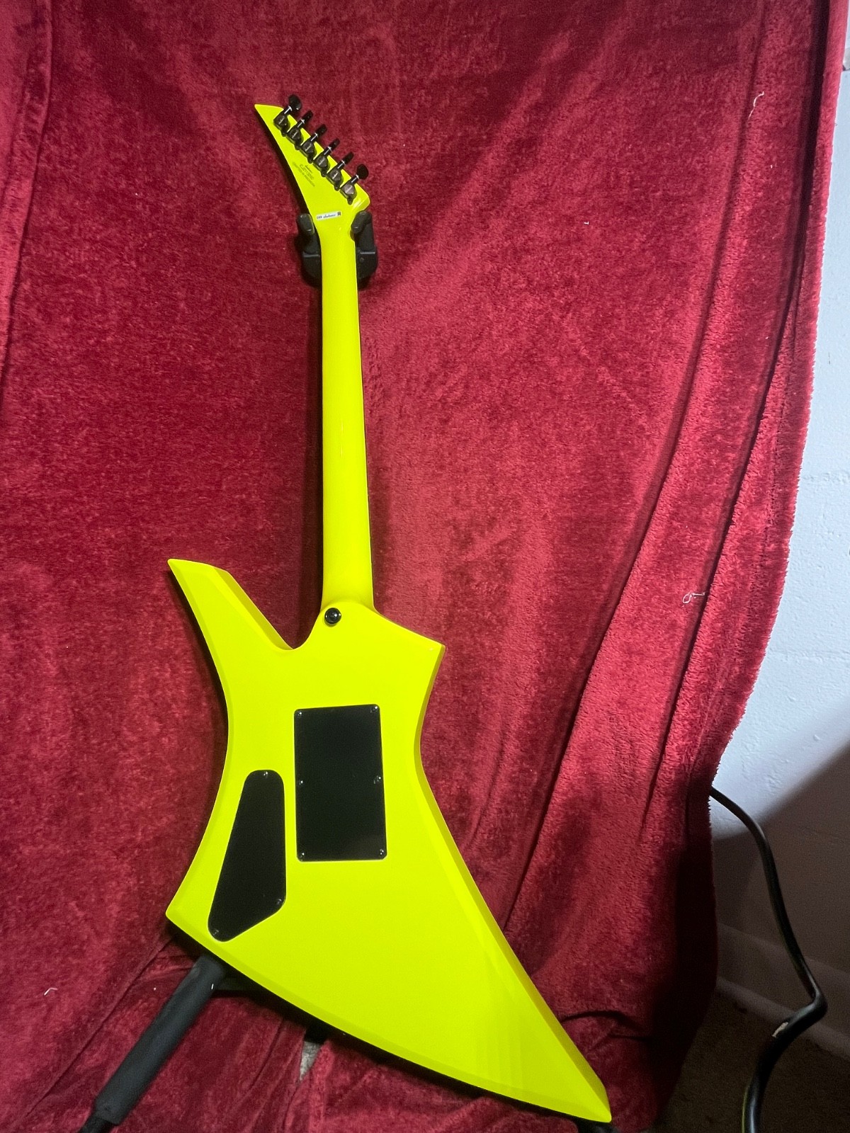 Jackson X Series Kelly – Neon Yellow KEXM MN WITH HARD SHELL CASE