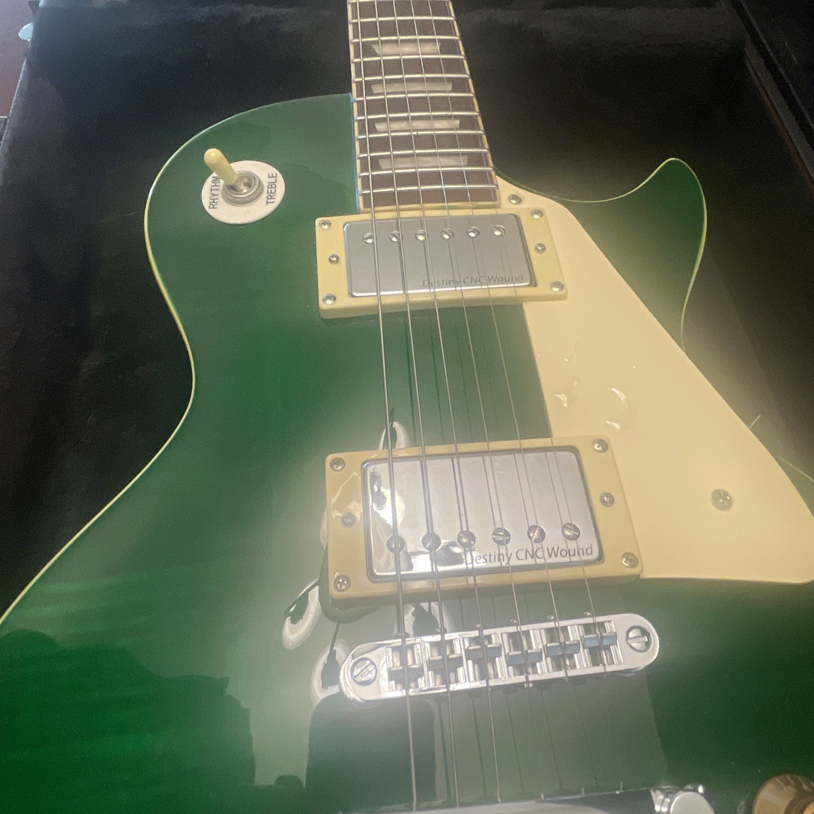 iyv les paul With Chroma Cast Hard Case Plus Extra Strings, Picks, etc.