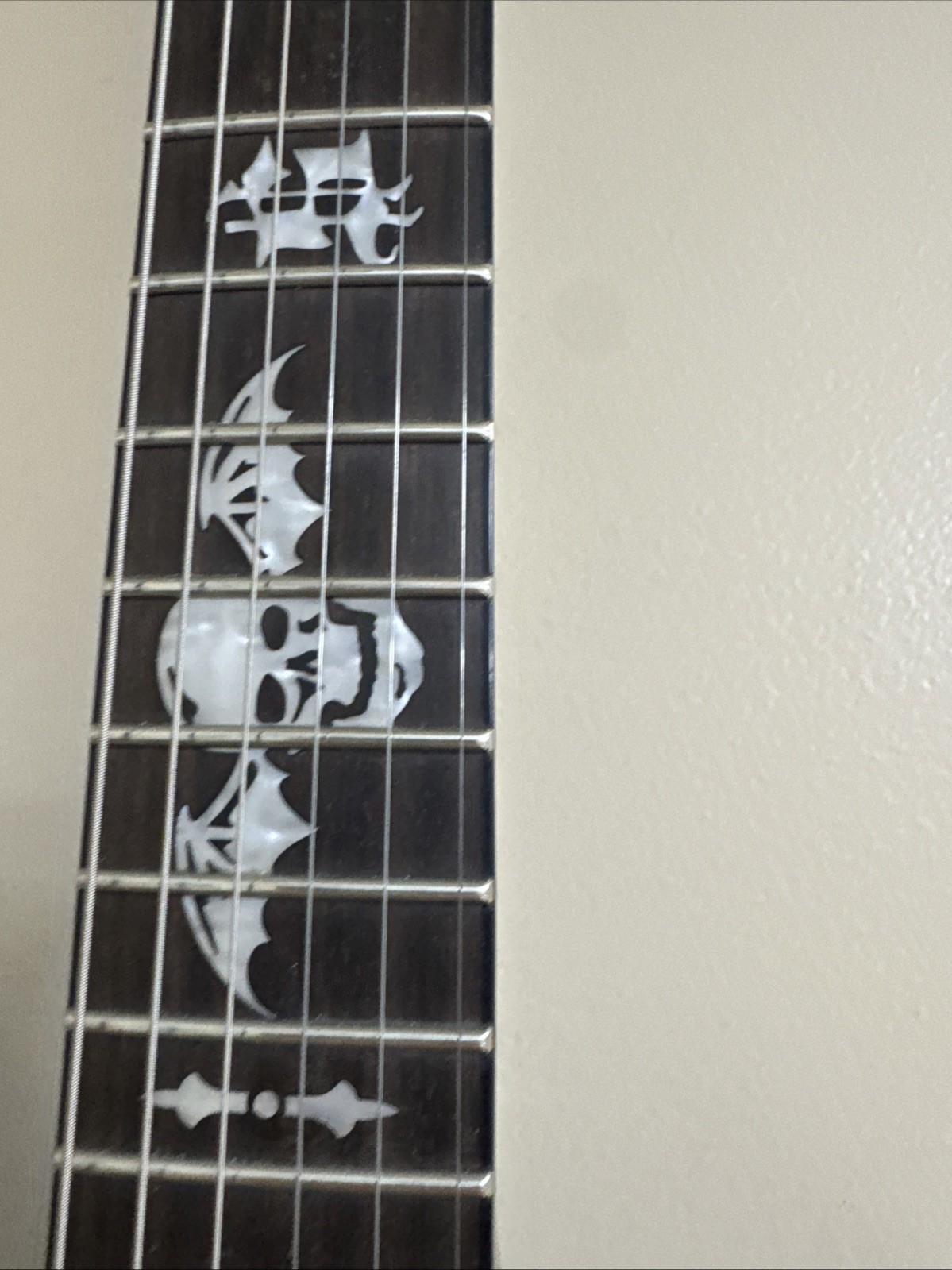 Schecter Synyster Gates Custom – Pinstripes