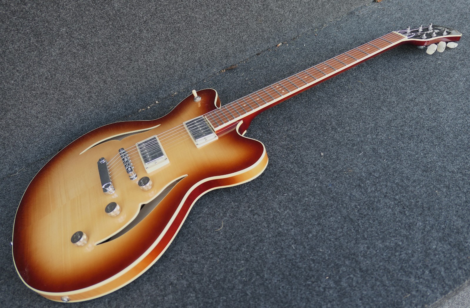 Hofner HCT-VTH-SP-SB Verythin CT SPECIAL Semi hollow has 2 Humbuckers one a P90