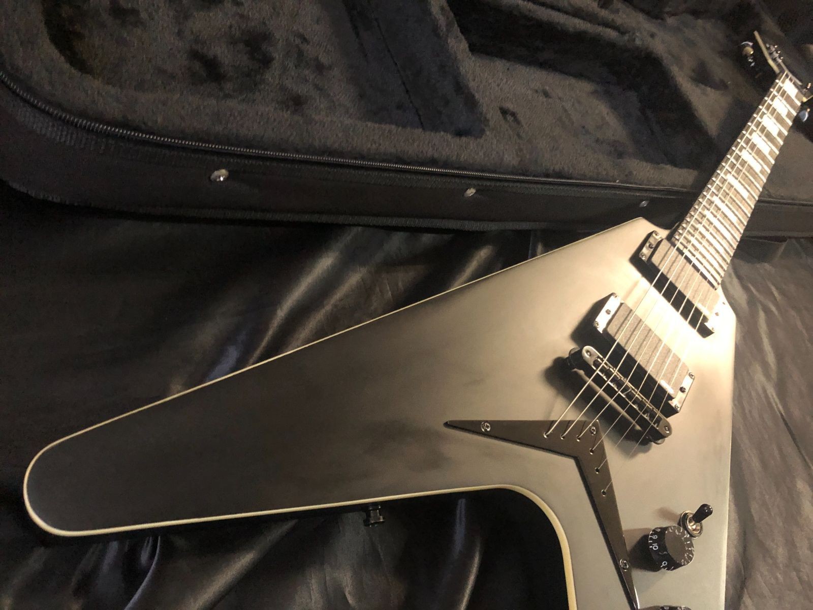 [SET NECK EMG] Dean V Stealth Black Satin Electric Guitar