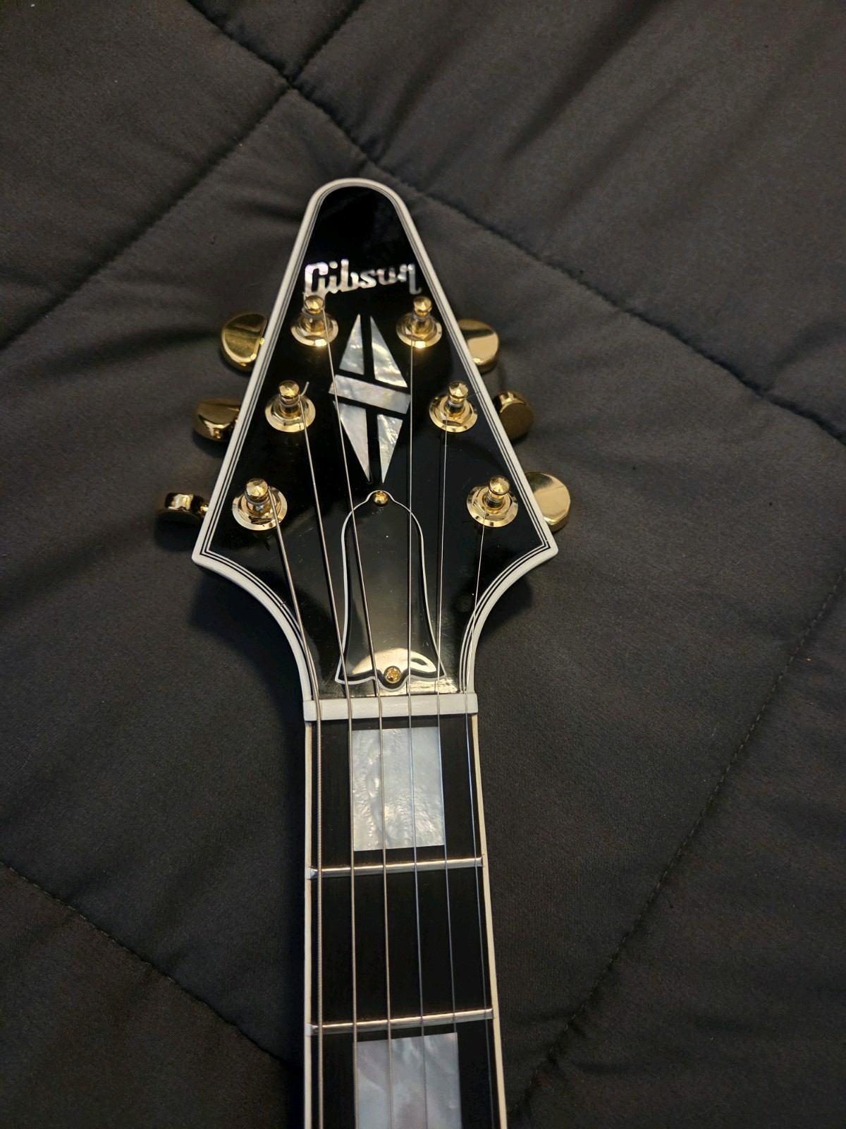 2025 Gibson Flying V Custom Shop Cobra Burst 7.1 Lbs. Hardshell Case