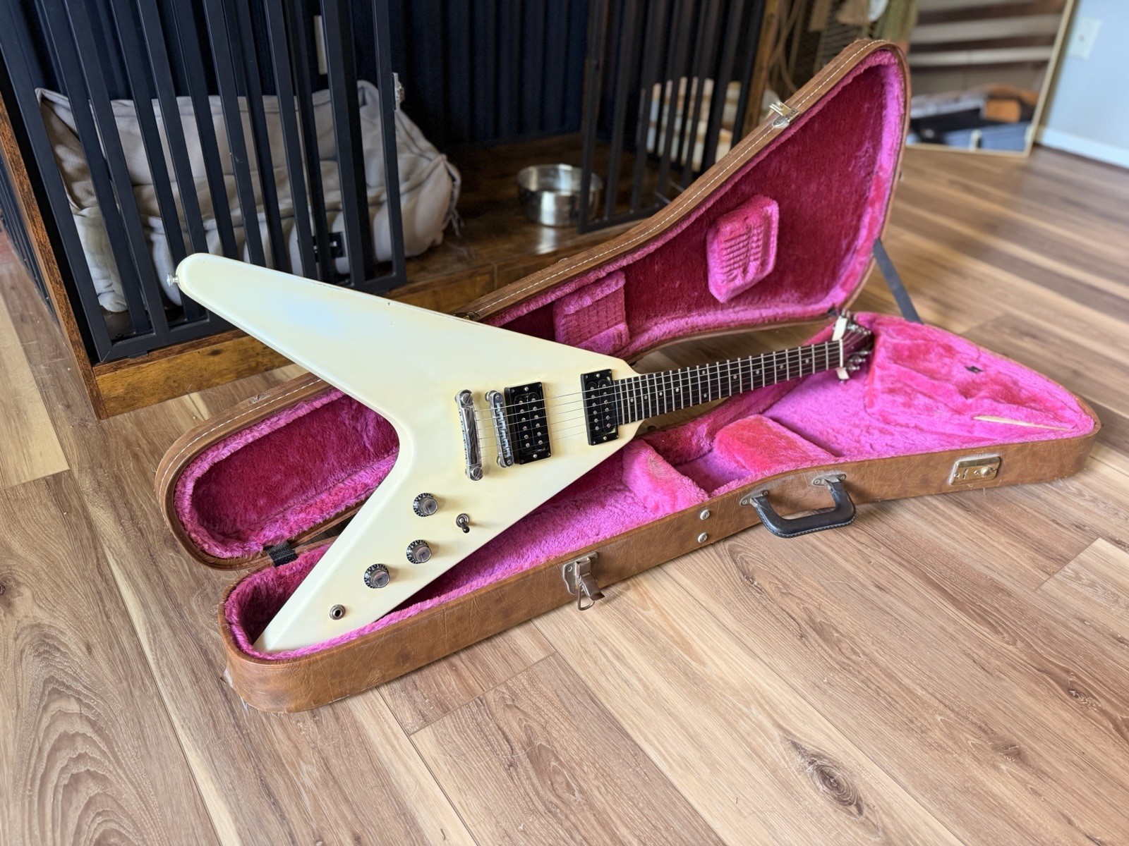 Gibson Flying V 1984 – White Make an Offer!