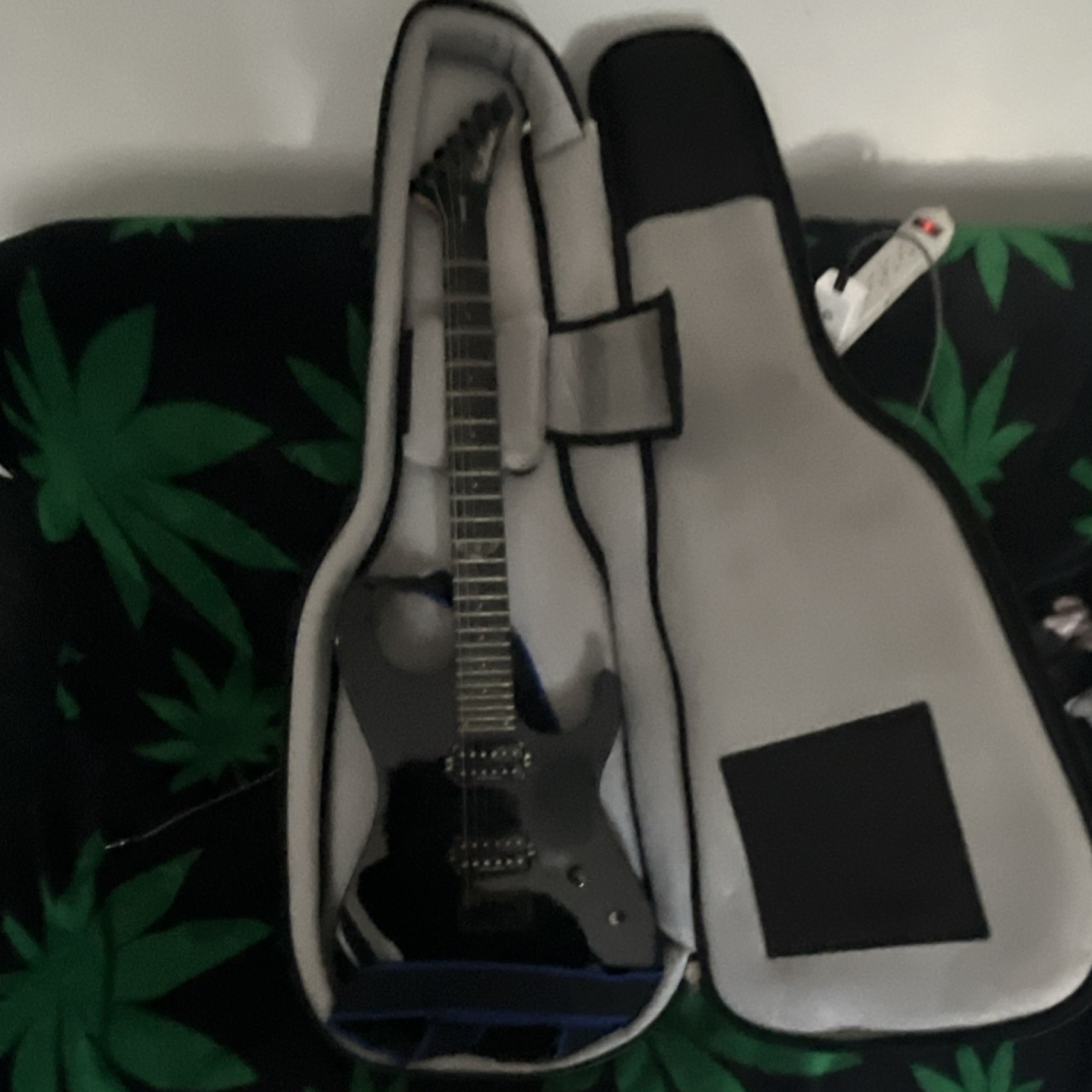Washburn Parallaxe Electric Guitar Black Right-Handed w/ Gig Bag Amplifier Strap