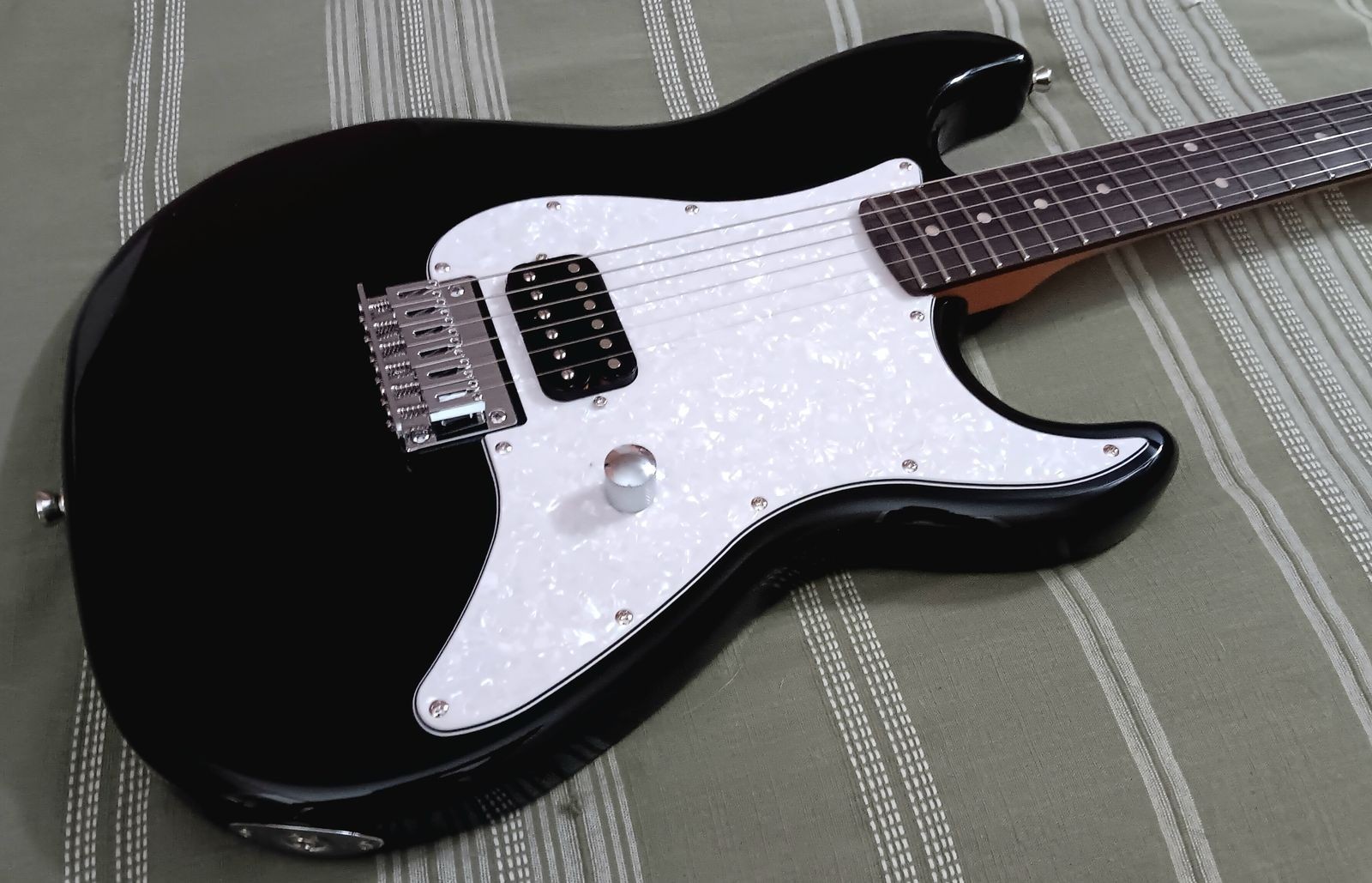 Jet JS-400 HT BK Electric Guitar (Tom DeLonge Style Hardtail strat) – Jet Black