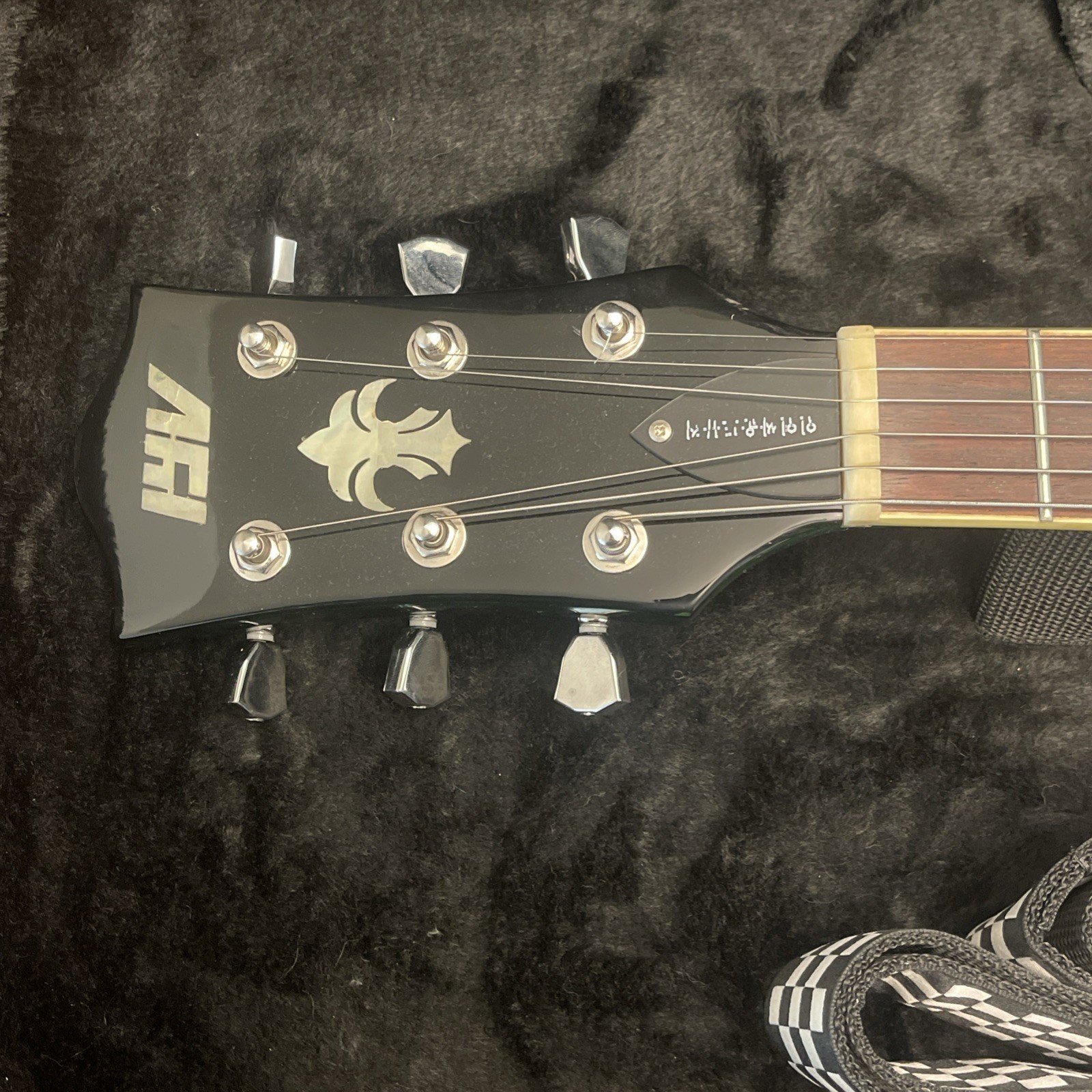 iyv les paul With Chroma Cast Hard Case Plus Extra Strings, Picks, etc.